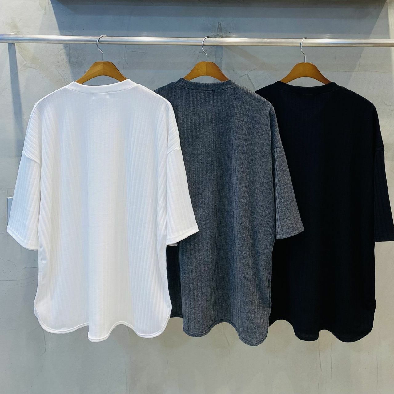 淨色V領暗紋短袖Tee UNSTANDARD-114T