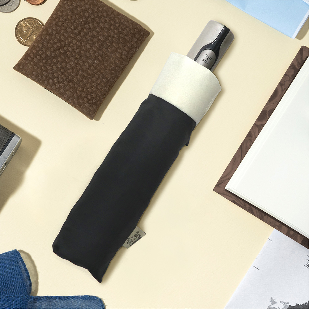 雨之情簡約風接邊素色自動傘，搭配日常隨身物品陳列，展現輕巧質感風格