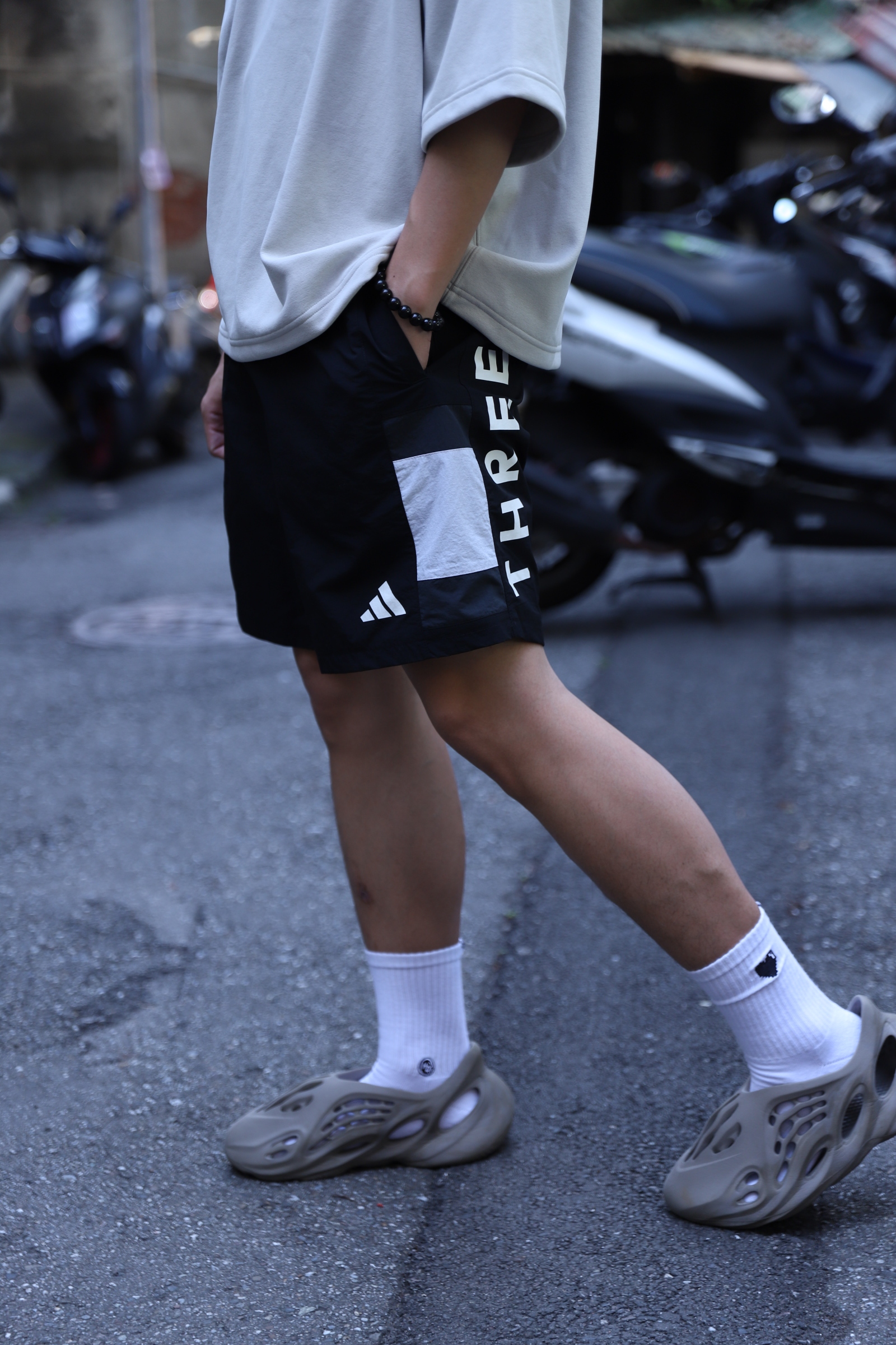 男款 ADIDAS WORD CB SHORTS 黑 網布內裡 左右字母 撞色 透氣 休閒 運動短褲【JM2073】