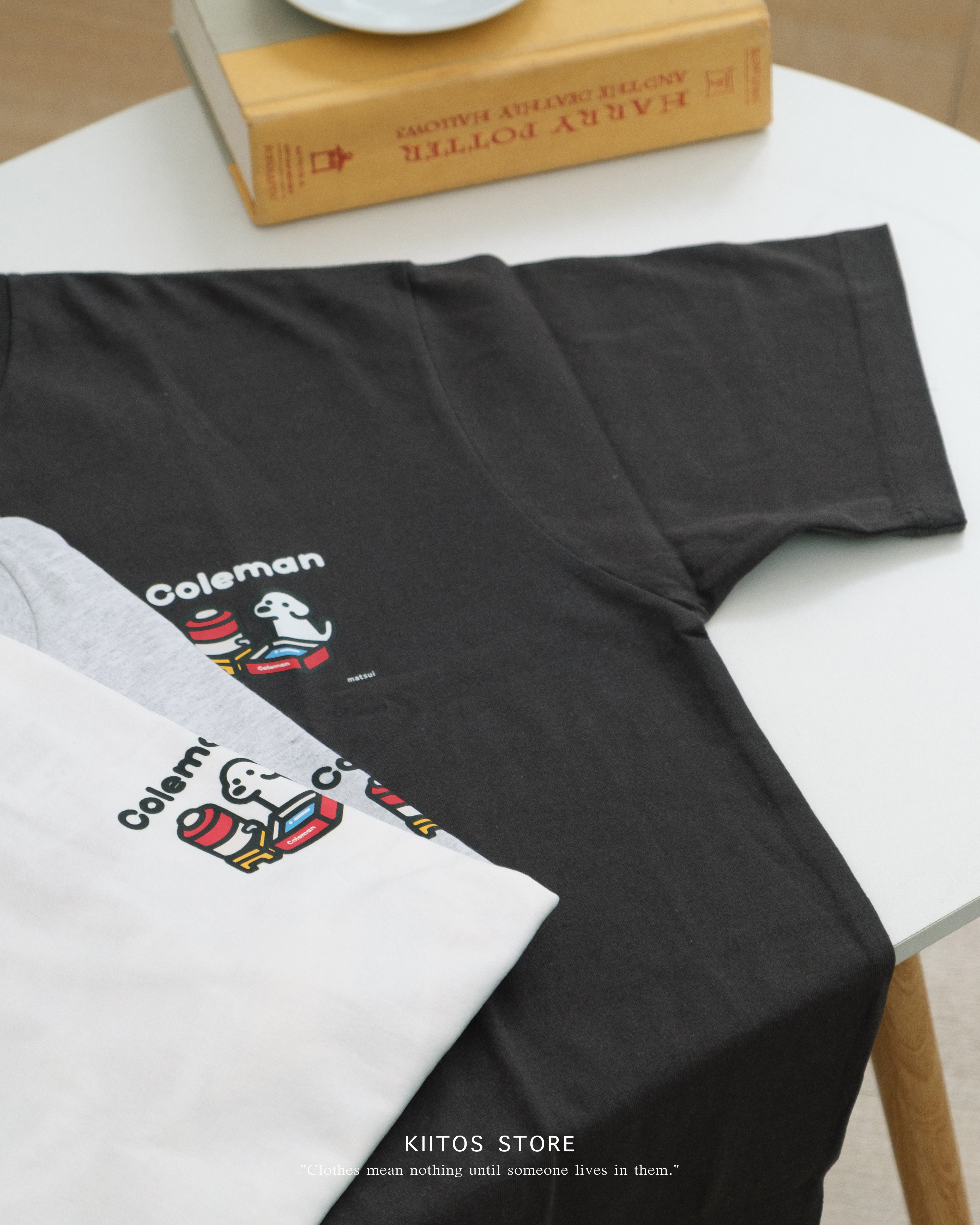 【現貨】Coleman × matsui × FREAK'S STORE 三方聯名 2025新款 狗狗 樹屋 野餐 露營 雙面印花 圓領 短袖 T-shirt