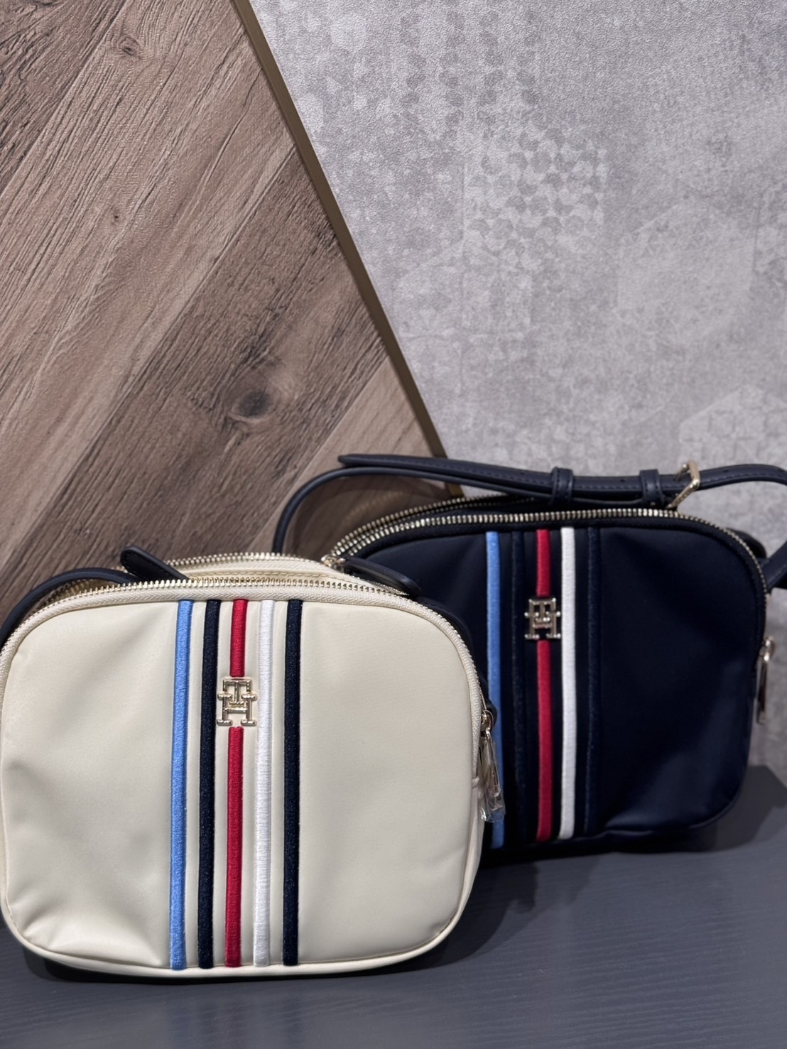 Tommy Hilfiger 彩色直條紋 TH 拉鍊相機包 斜背包