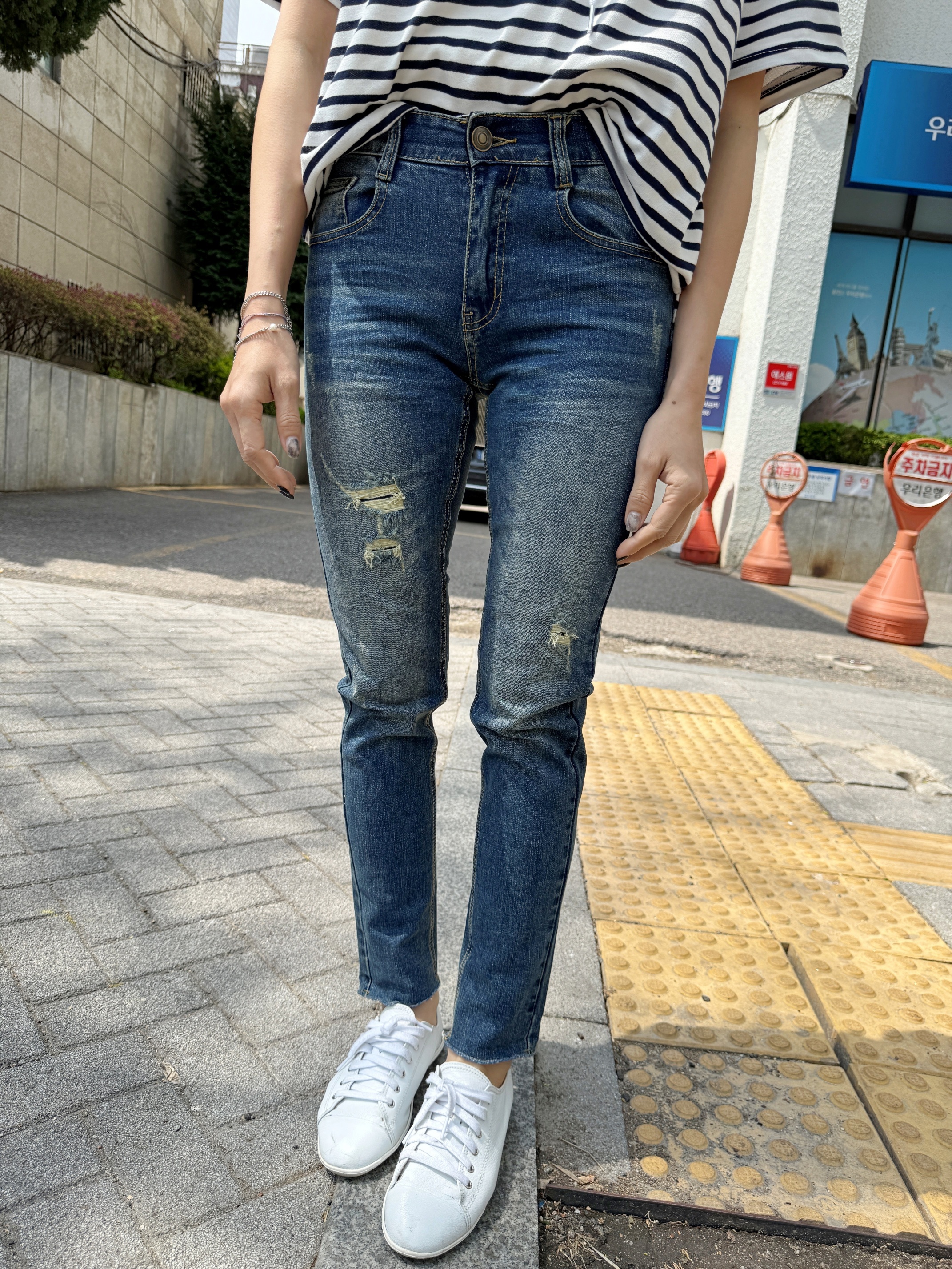 正韓 GOAT顯瘦補釘鬆緊牛仔小直筒 (霧藍)