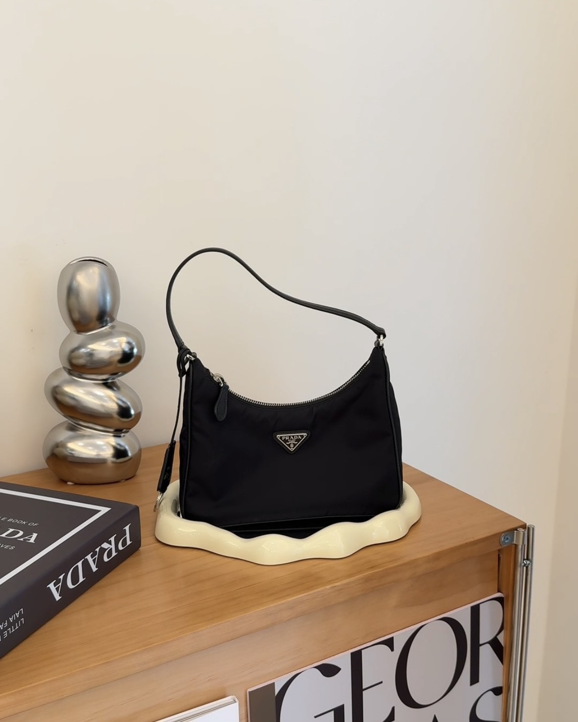 PRADA｜2005皮革背帶腋下包 黑色