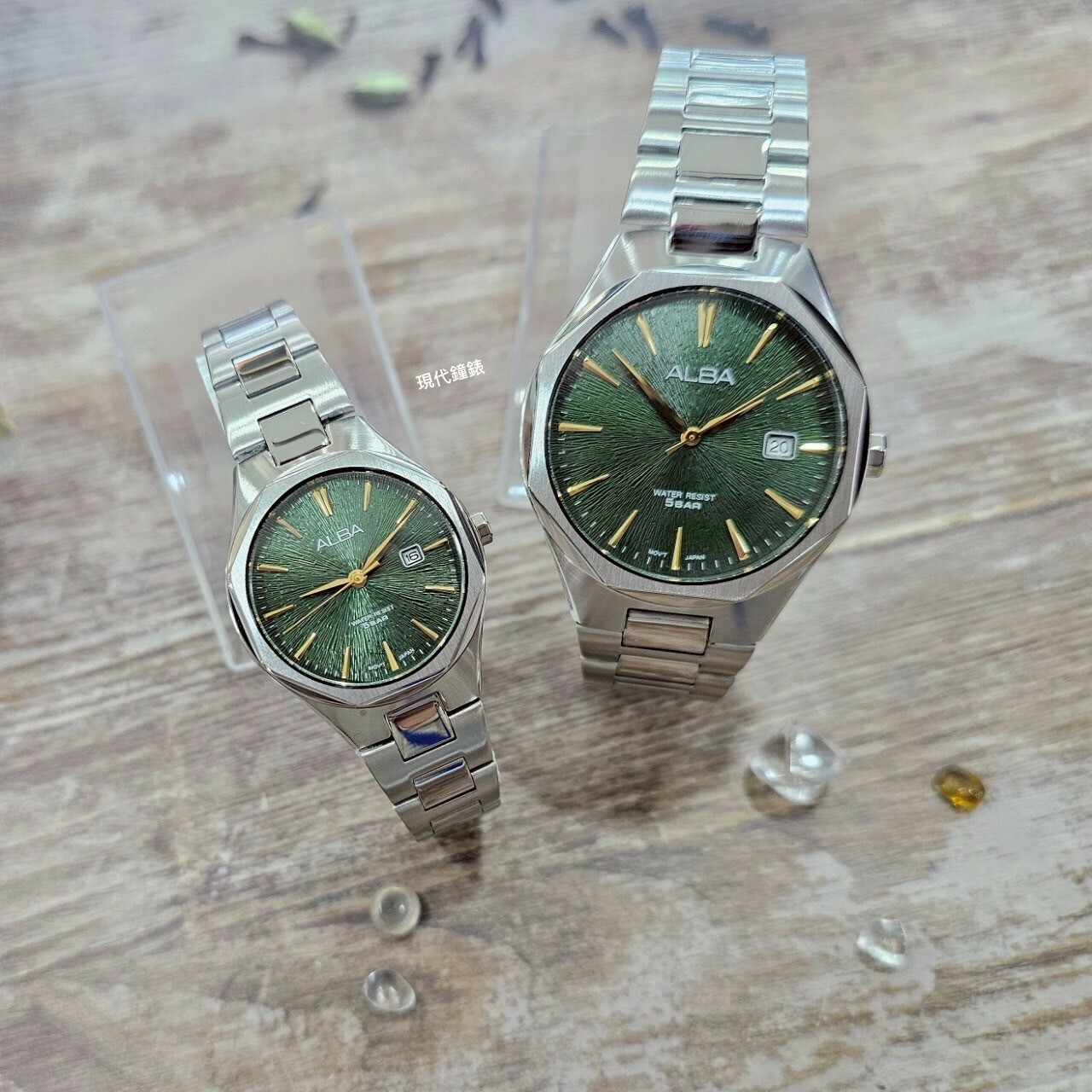 【ALBA 雅柏】PAIR黑墨綠 浮雕耀紋對錶 VJ42-X370Q (40mm ) / VJ22-X431Q (30mm ) 現代鐘錶