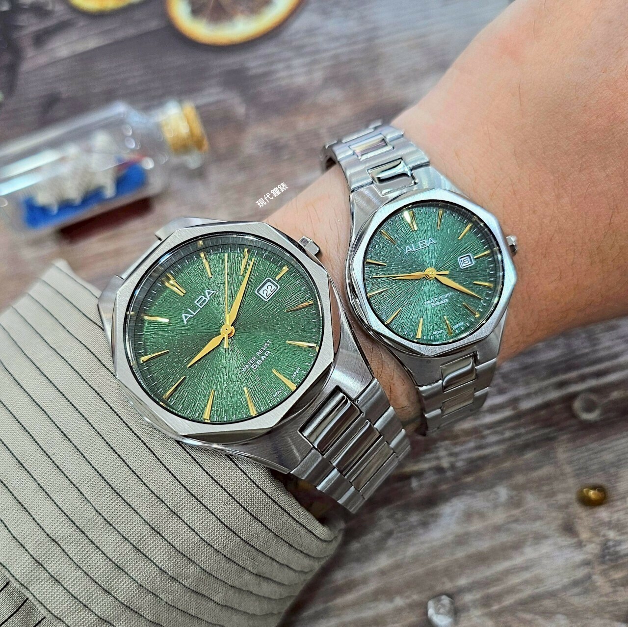 【ALBA 雅柏】PAIR黑墨綠 浮雕耀紋對錶 VJ42-X370Q (40mm ) / VJ22-X431Q (30mm ) 現代鐘錶
