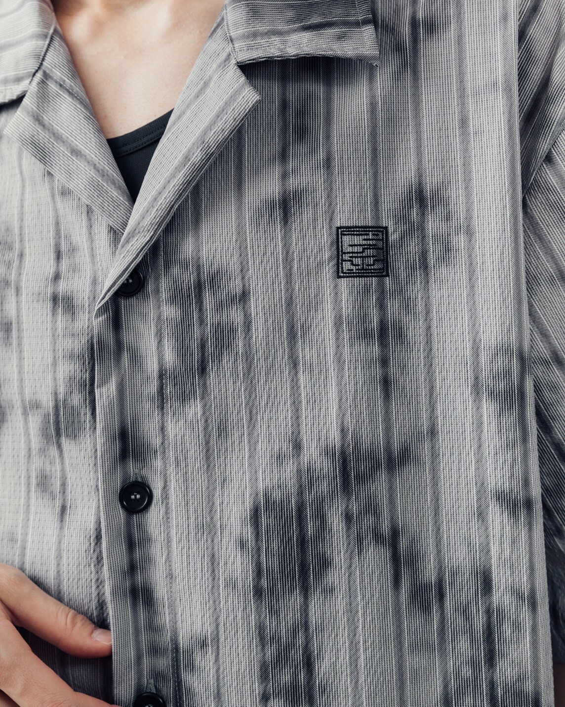 JINEASTERNAU 直紋雜訊泡泡紗襯衫