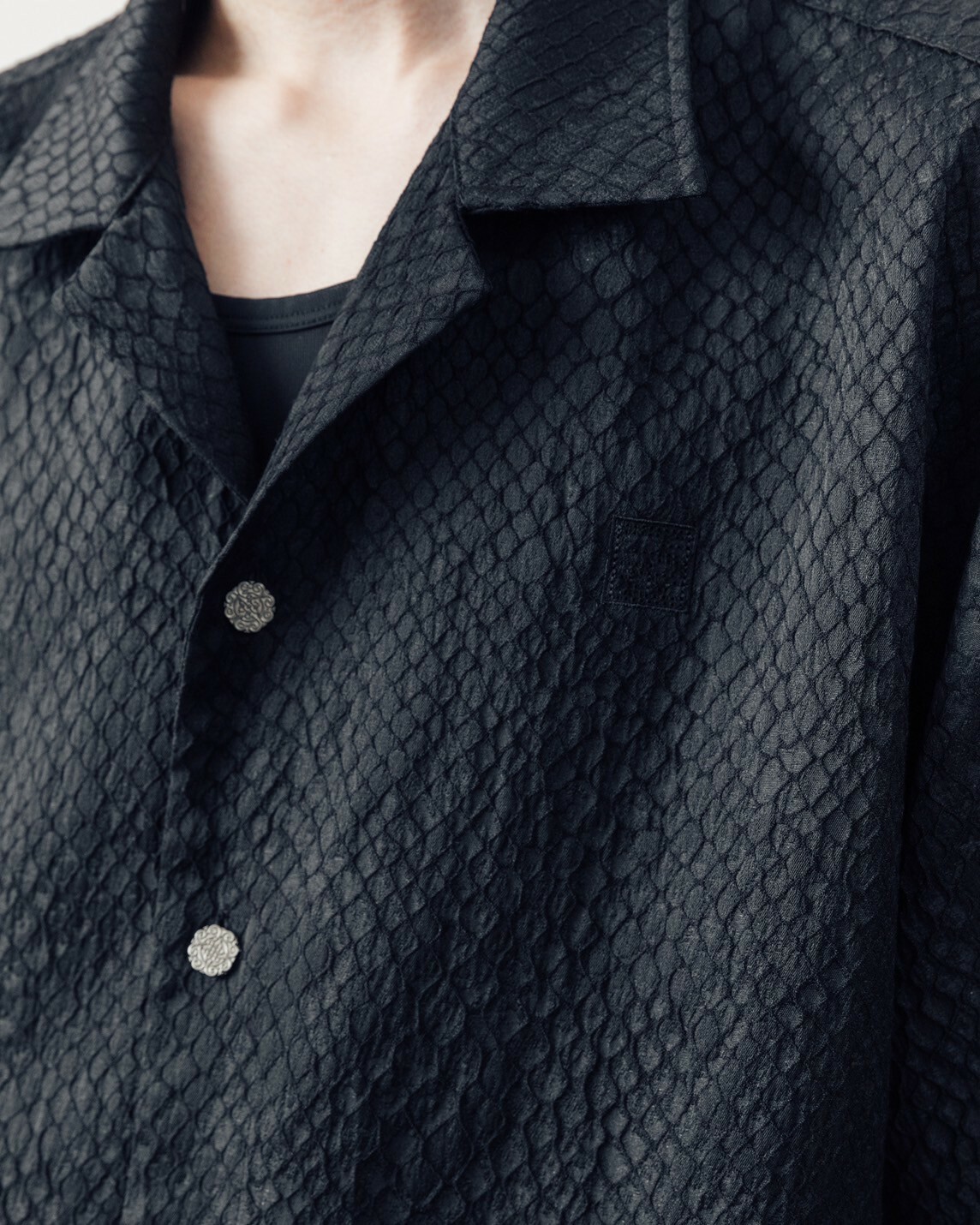 JINEASTERNAU 蛇紋立體短袖襯衫