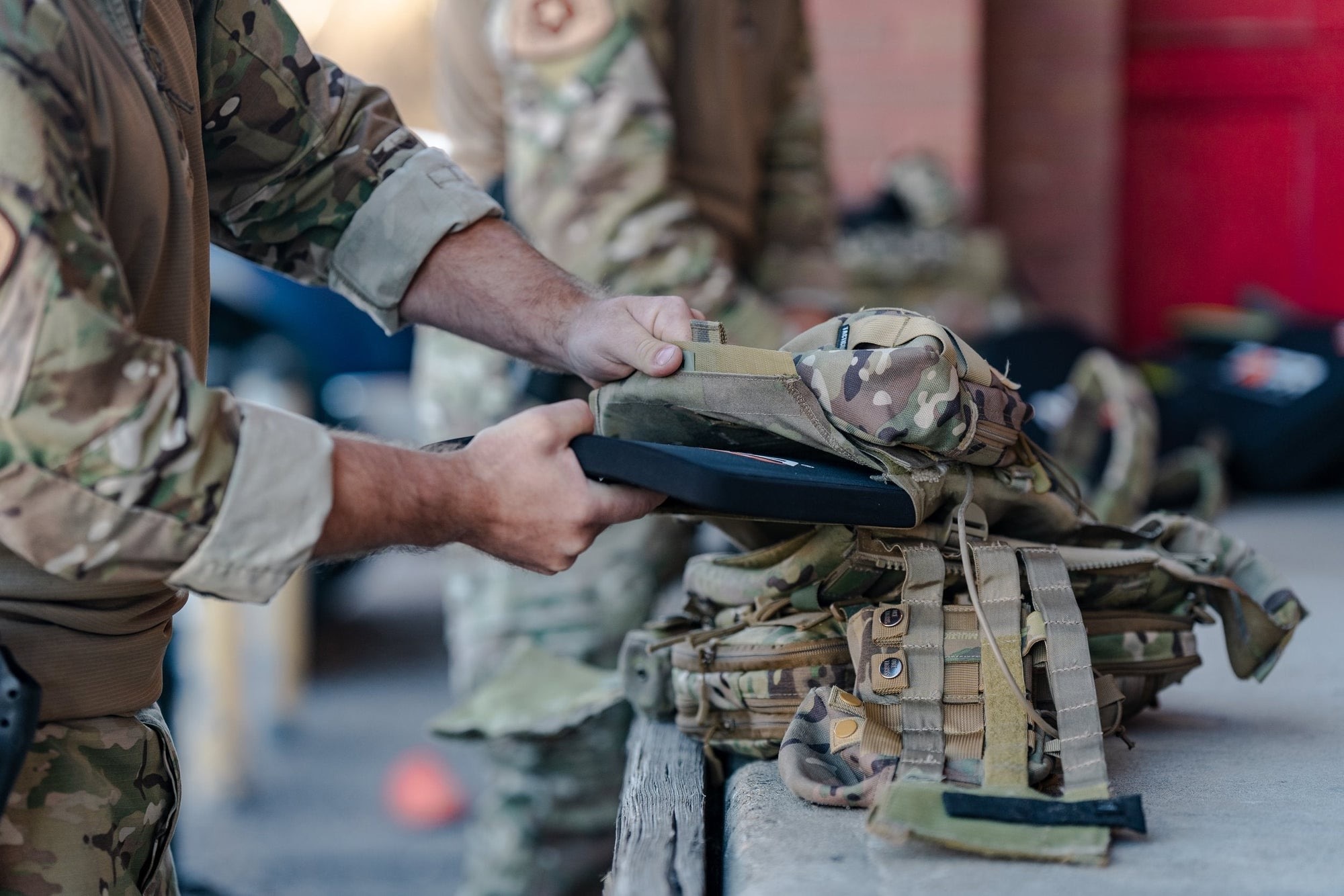軍人安裝適切抗彈板在背心裡面
