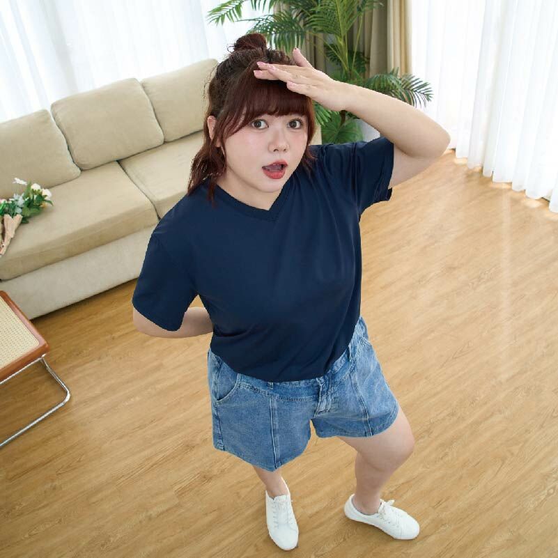 加大款-V領透沁涼感素Ｔ-深藍