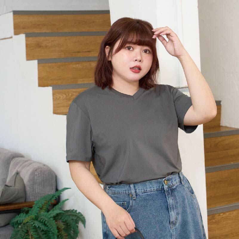 加大款-V領透沁涼感素Ｔ-鐵灰