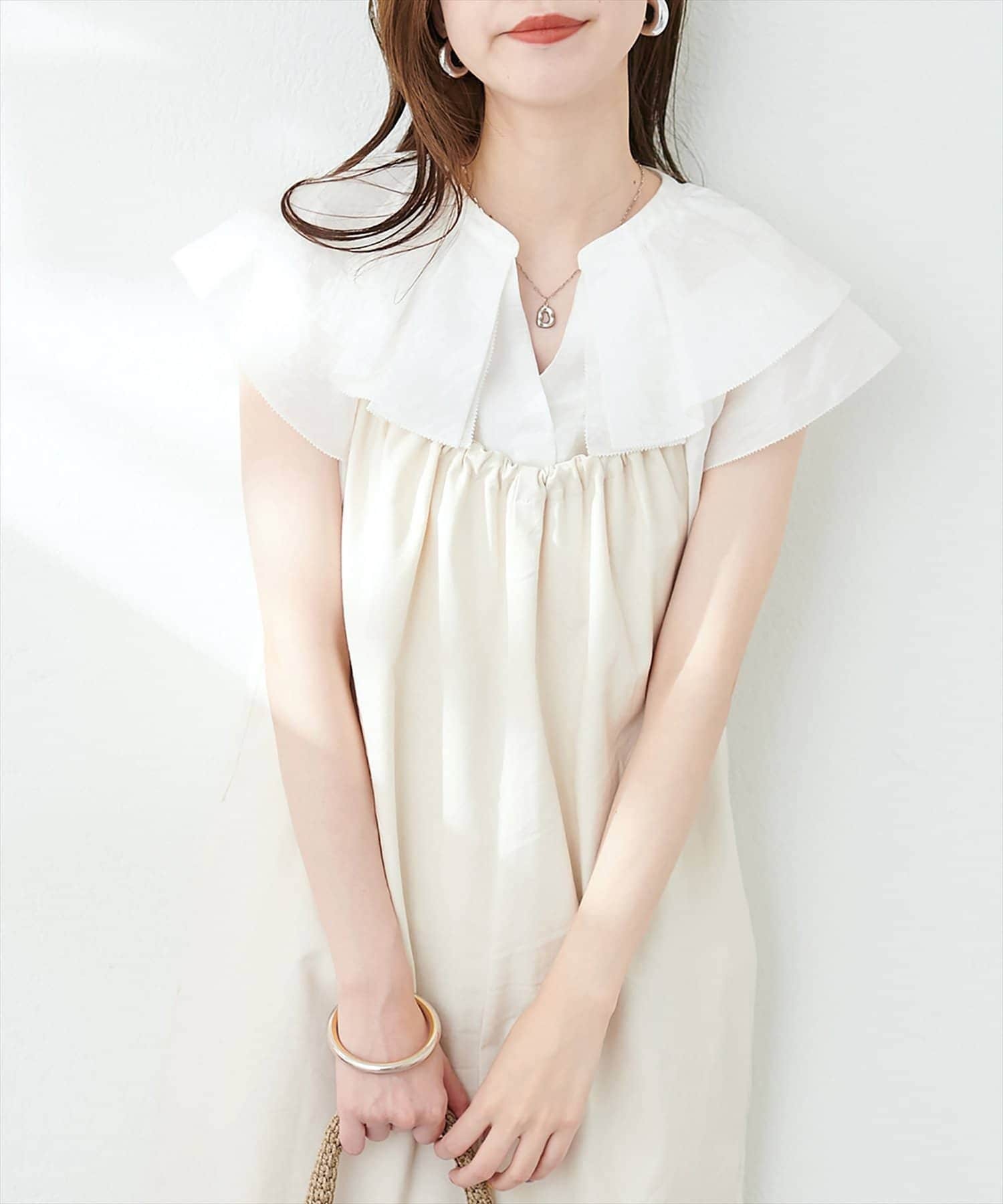 natural couture(ナチュラルクチュール)  タックフリル衿スキッパーあきブラウス白（0351040790）