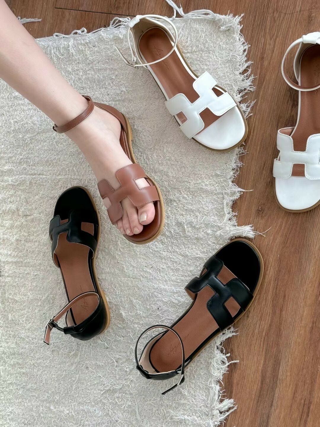 優雅H字母扣式平底涼鞋