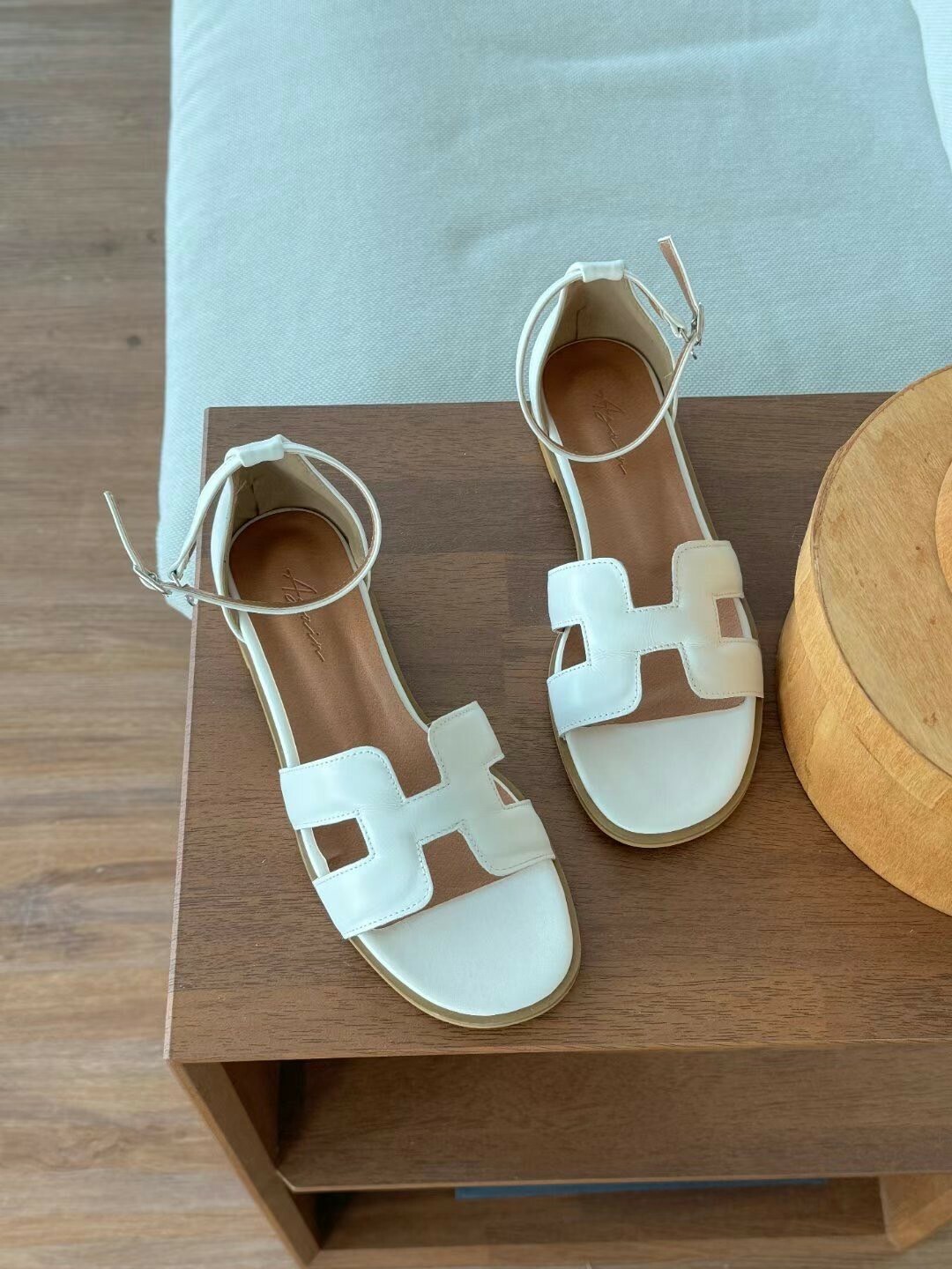 優雅H字母扣式平底涼鞋