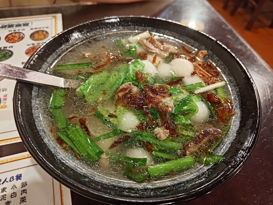 來到內灣老街一定要吃看看鹹湯圓，香菇、蝦米、豬肉，用油爆香後混在一起的餡料，香味超濃厚。