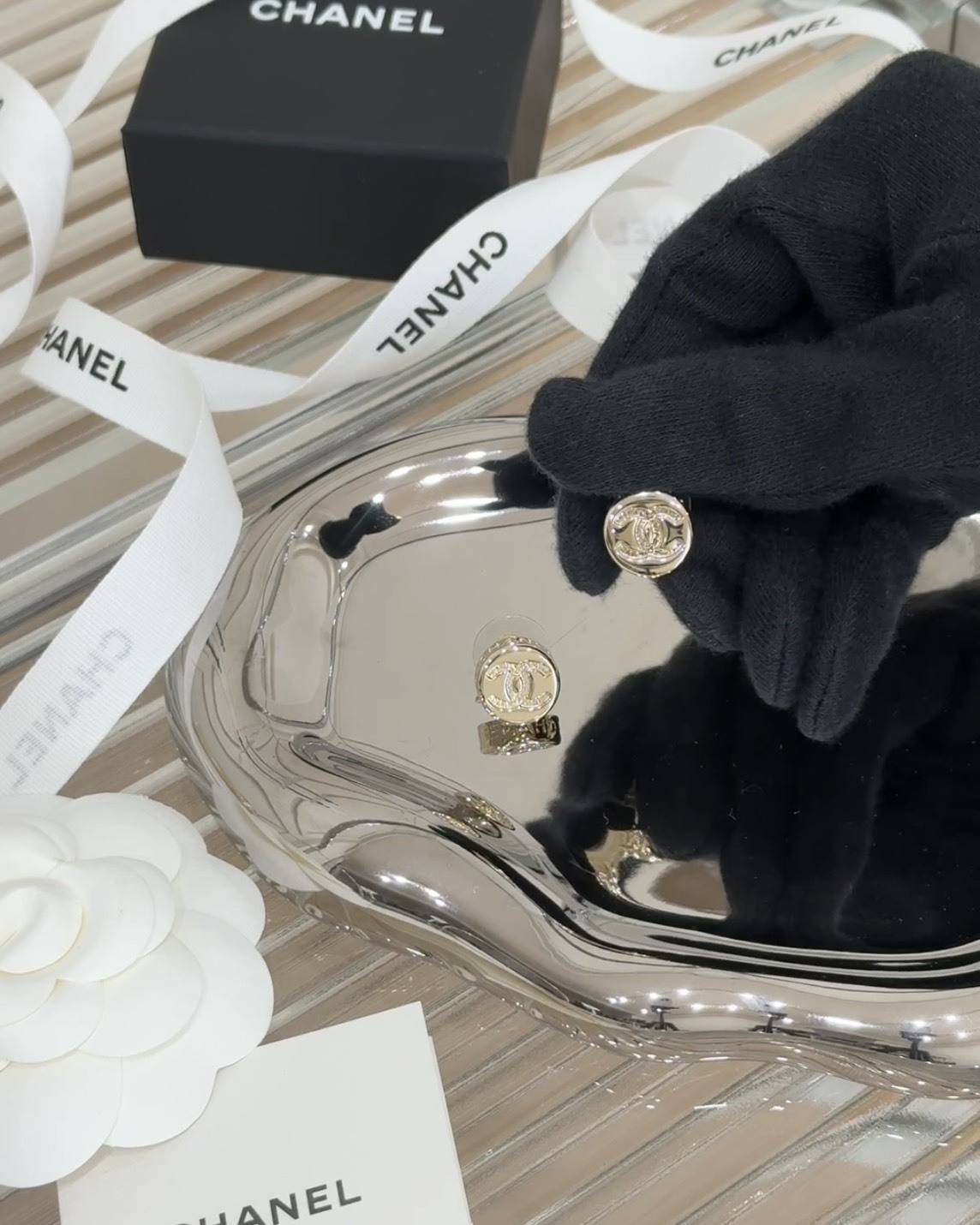 CHANEL｜25C 鈕扣字母淡金色耳針 1.3CM