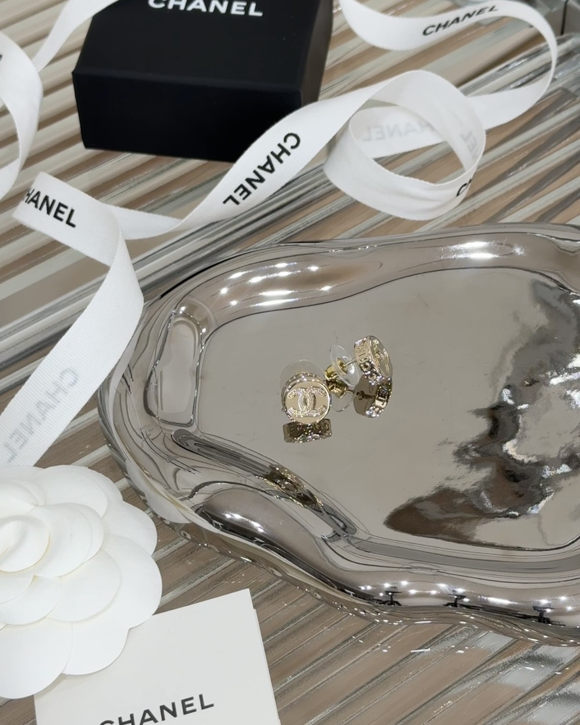 CHANEL｜25C 鈕扣字母淡金色耳針 1.3CM