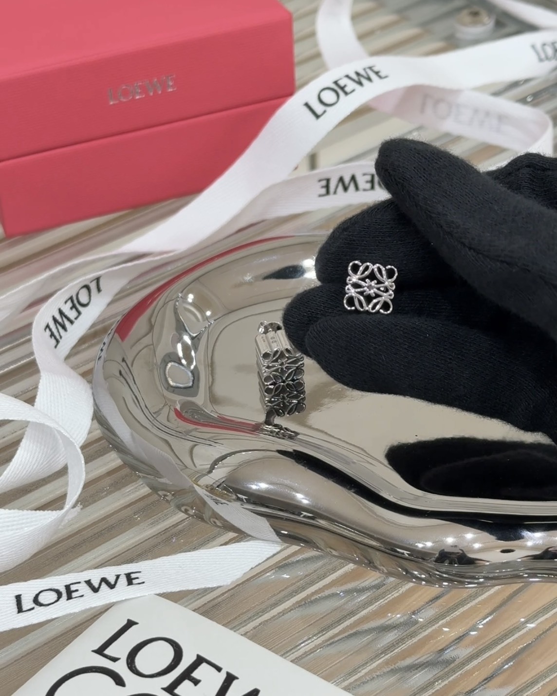 LOEWE｜ANAGRAM 經典LOGO耳環 銀色/金色