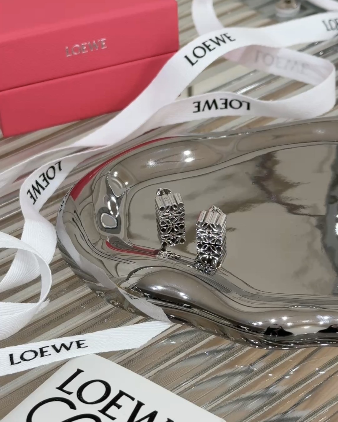 LOEWE｜ANAGRAM 經典LOGO耳環 銀色/金色