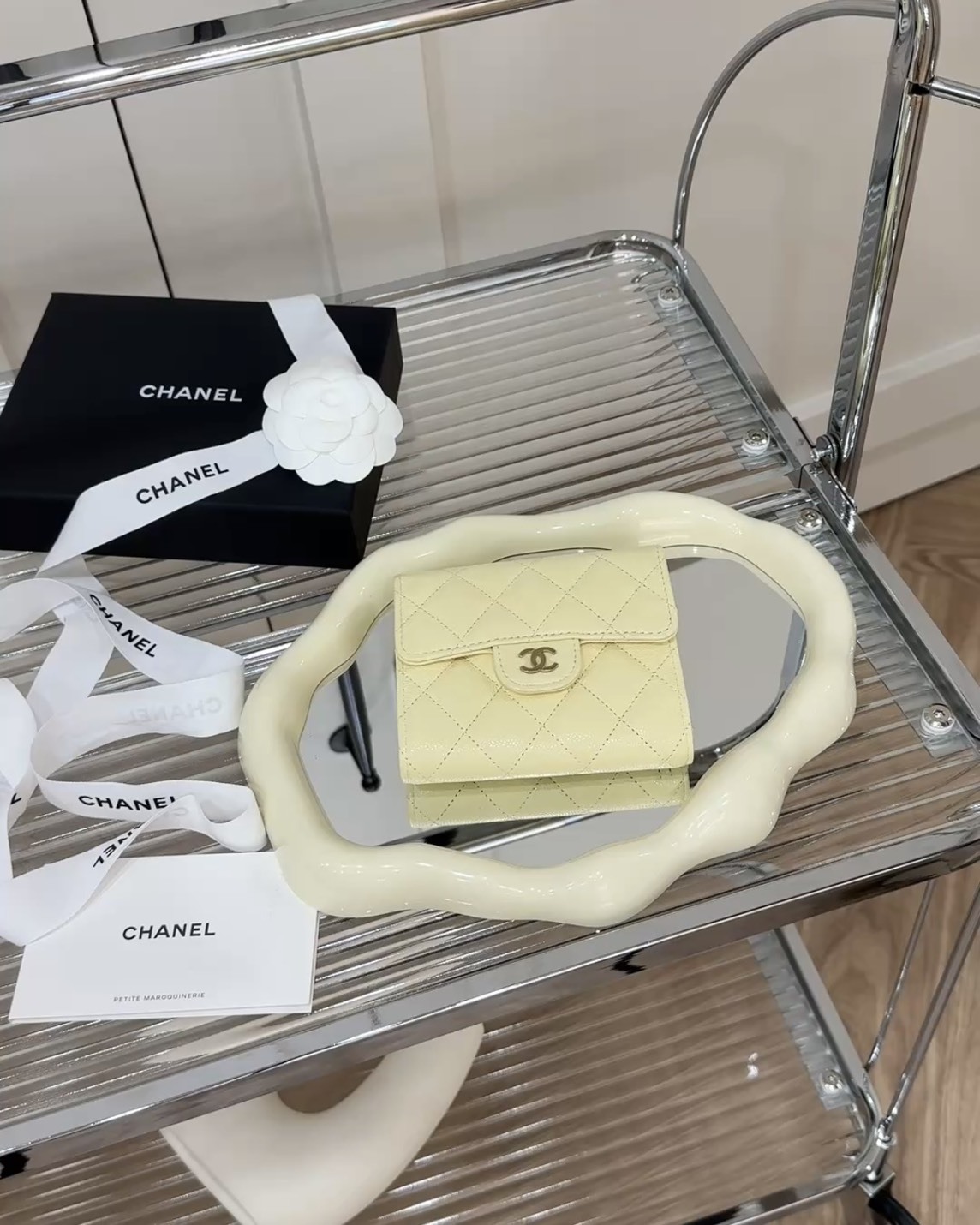 CHANEL｜三折短夾 背拉款 小雞黃