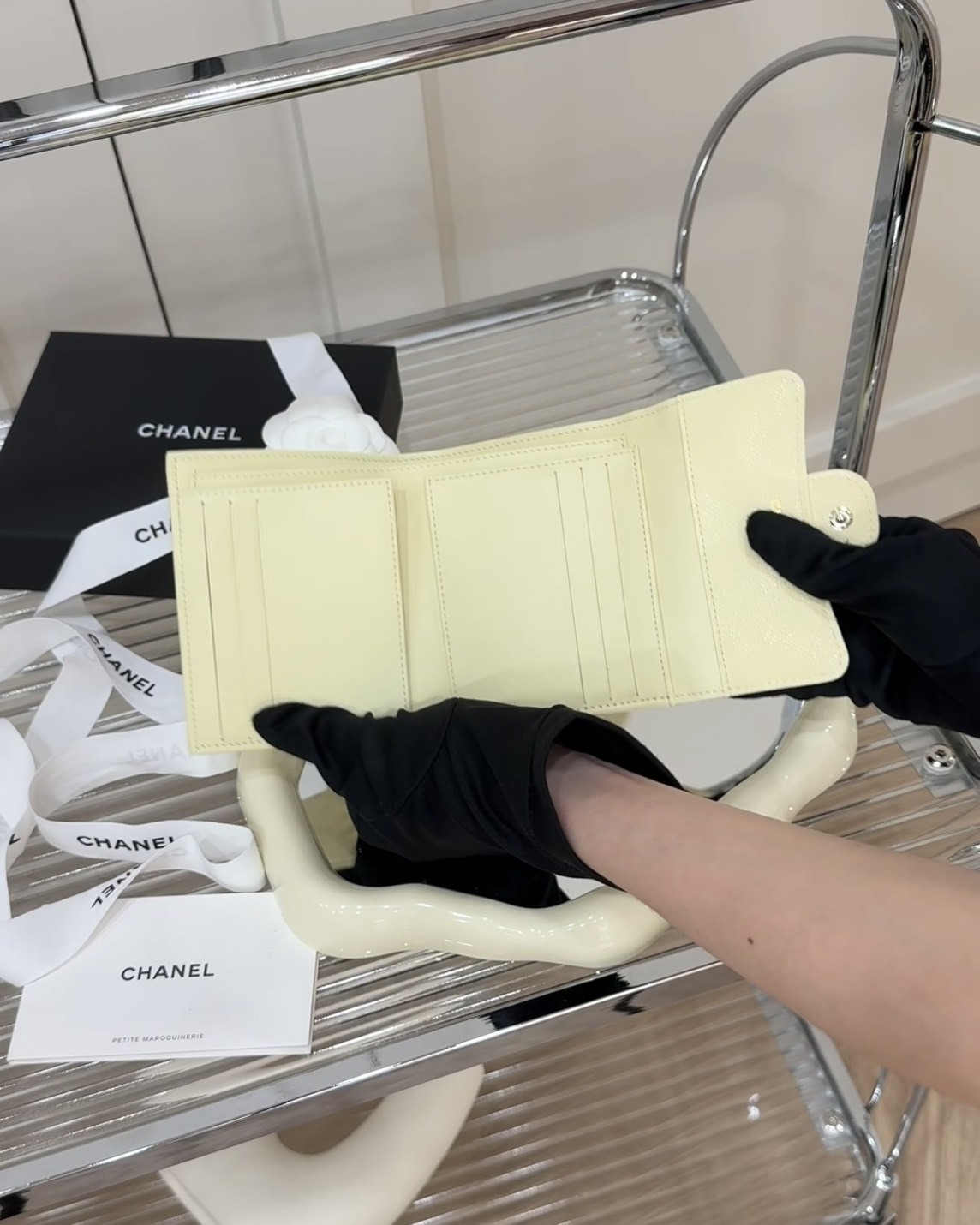 CHANEL｜三折短夾 背拉款 小雞黃