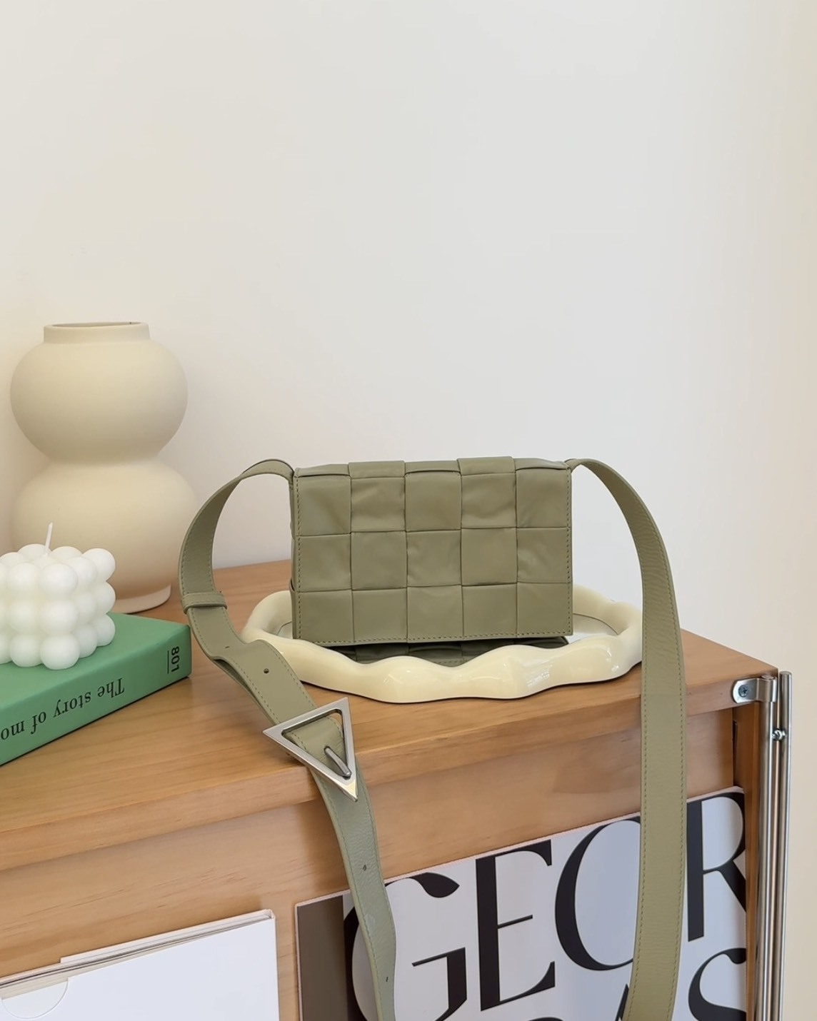 BV｜15格牛皮蠟面小號卡帶包 洞石綠