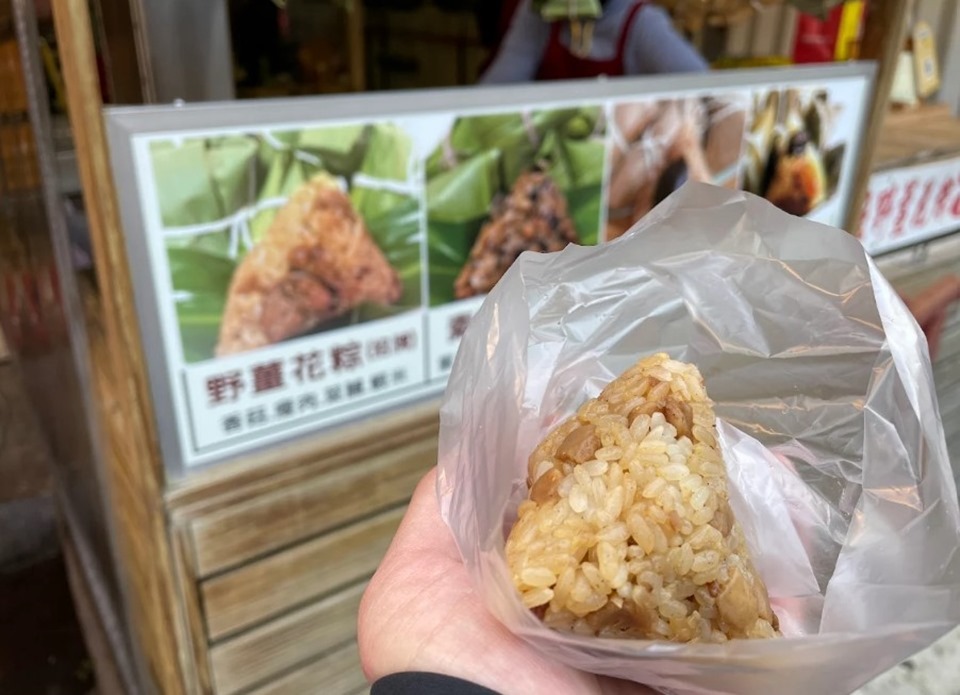 野薑花粽吃起來層次超豐富，是很多人來內灣指定必吃的內灣老街美食之一。