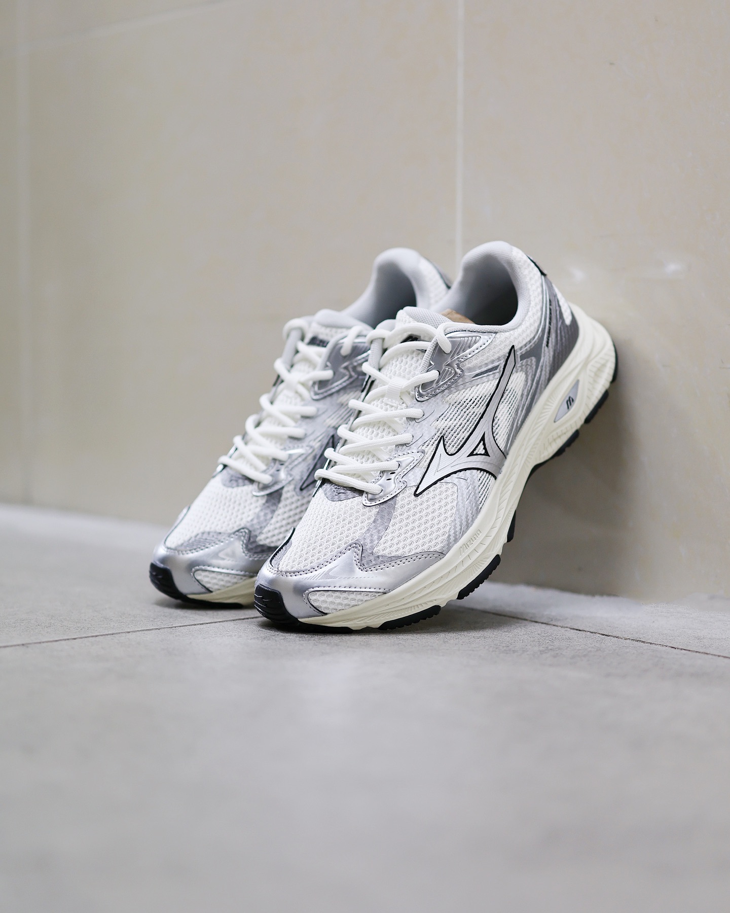 MIZUNO Racer V2 Sliver Cream 白銀奶白中底 D1GH250606