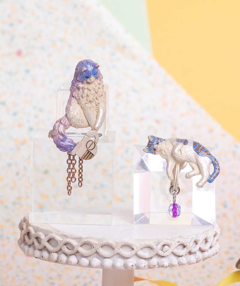 貓咪悠閒地玩著耳骨夾/心口針