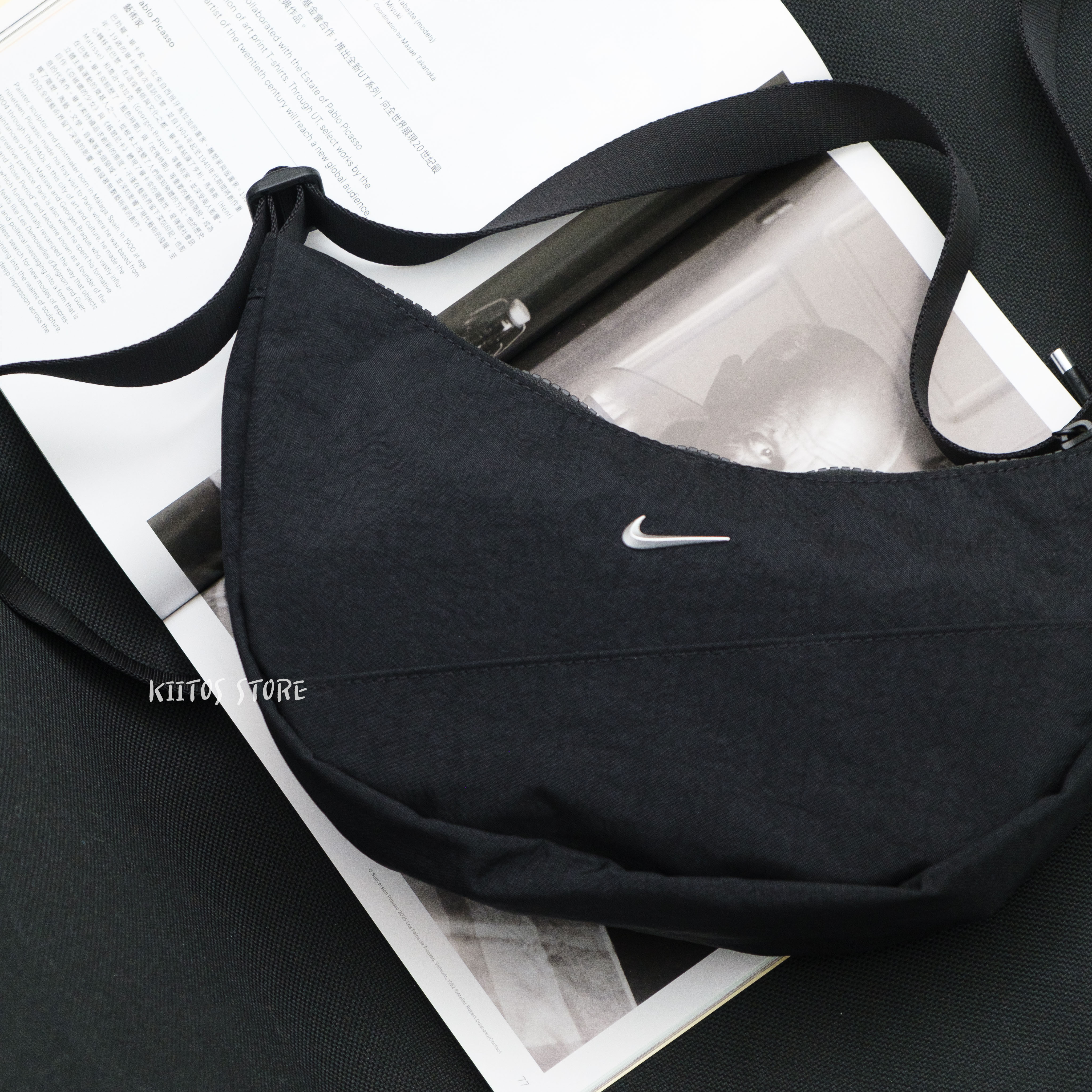 現貨 NIKE AURA CRESCENT 黑 休閒 小LOGO 可調節背帶 收納 斜背包 側背包 HQ4370-010