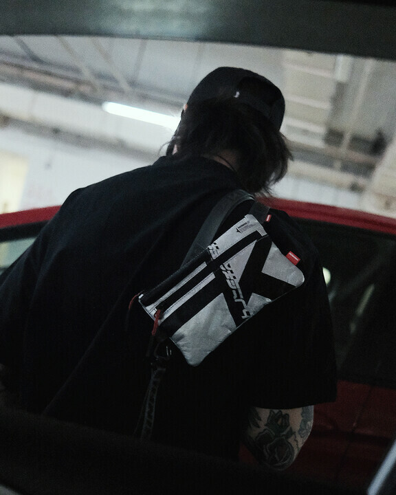 SKINARMA Clutch Comet 太空衣材質胸口袋 ( 隨掛繩、手腕繩 )