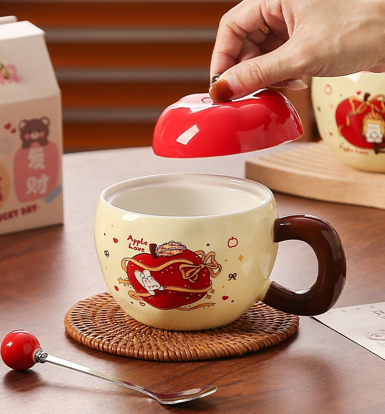 Christmas Eve Apple Mug with Lid and Spoon