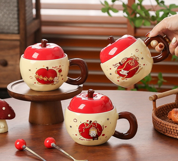 Christmas Eve Apple Mug with Lid and Spoon