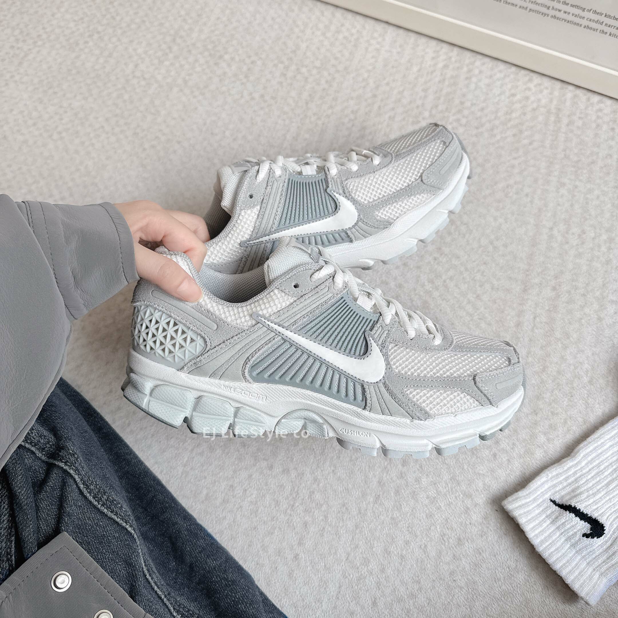 NIKE ZOOM VOMERO 5 雲朵藍灰 白灰 灰色 麂皮 女鞋 HQ0458-001/ 調貨