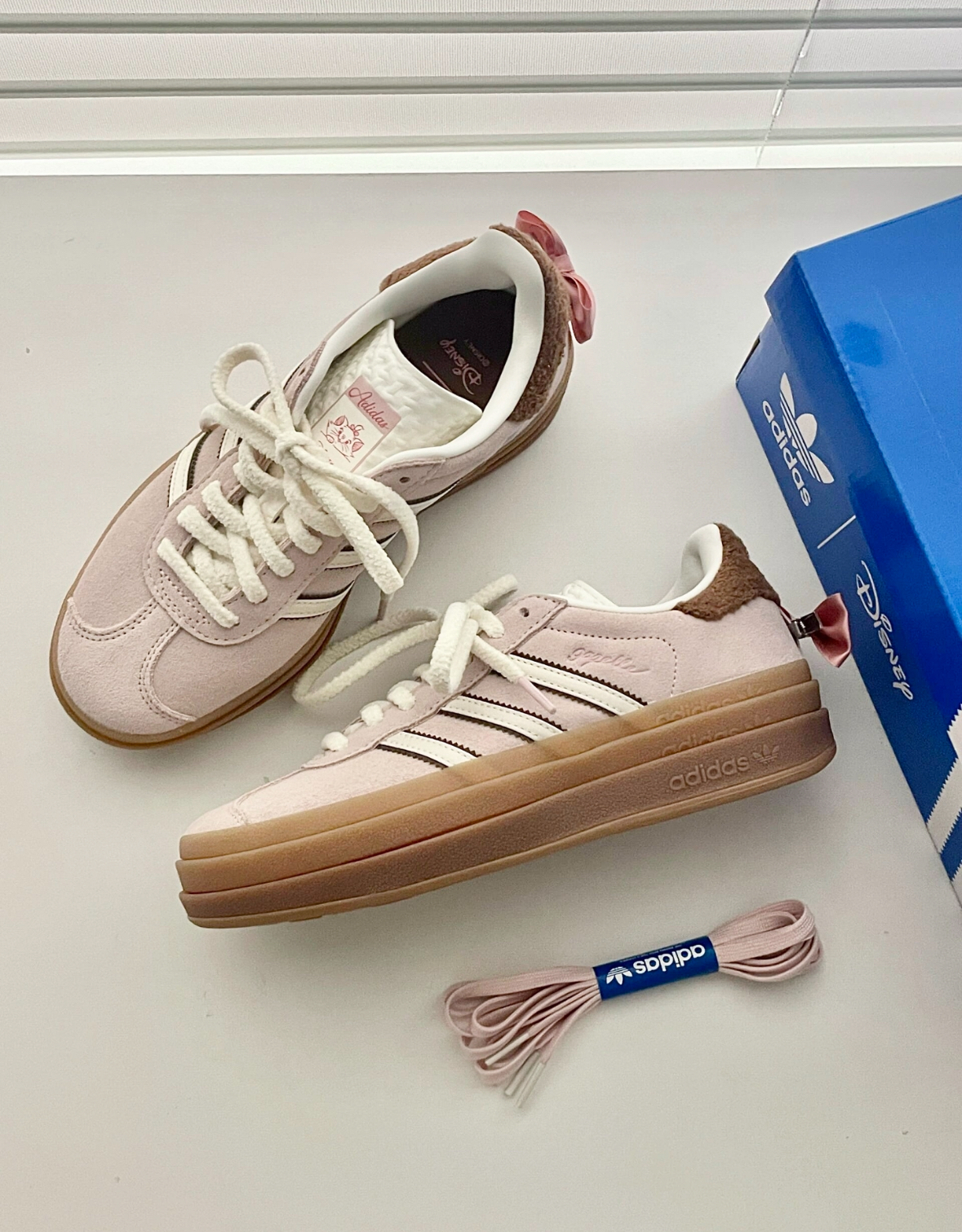 Adidas Originals Gazelle Bold x 迪士尼 貓兒歷險記 櫻花粉 蝴蝶結 厚底 焦糖底 女款 JR4244/預購