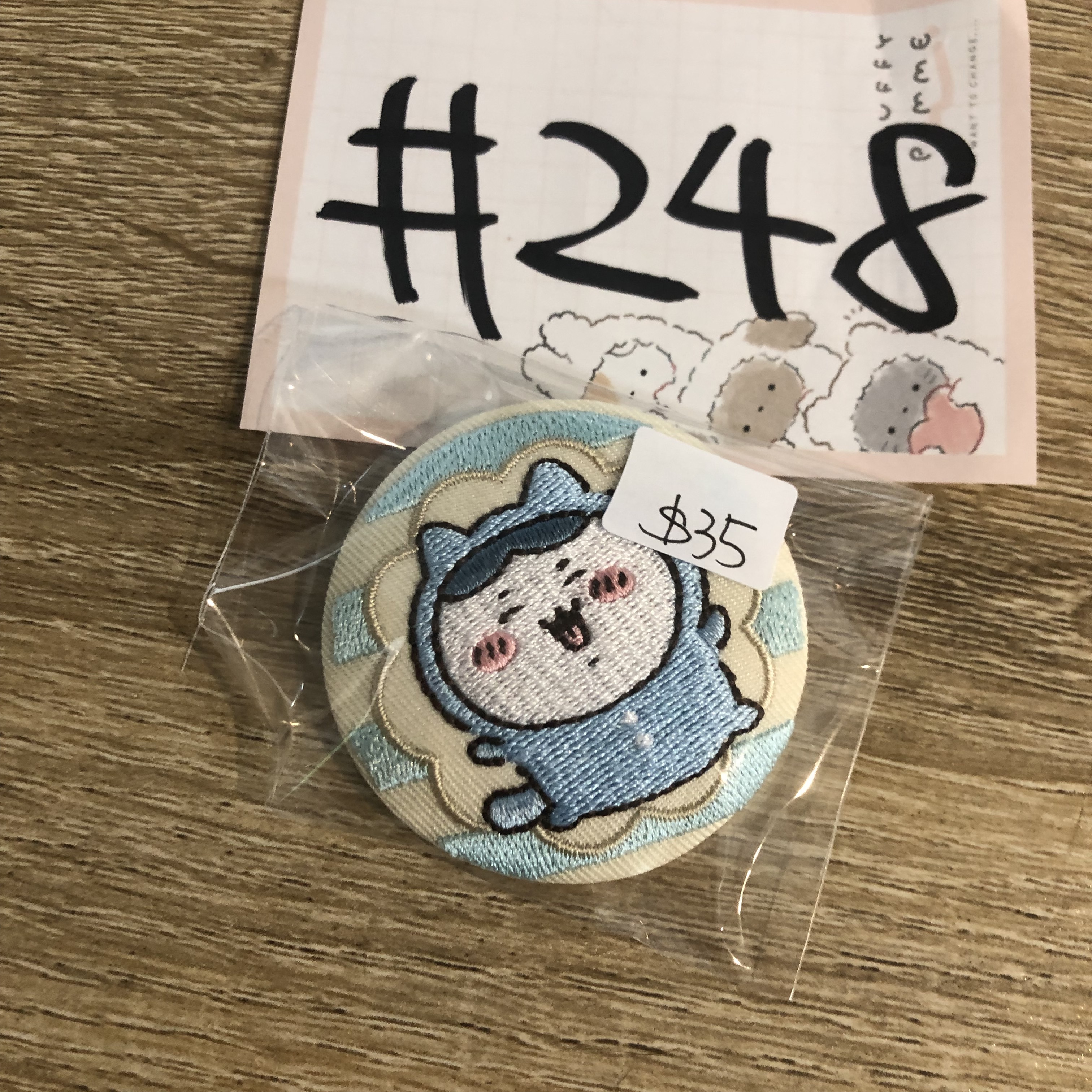 CHIIKAWA 八字貓  襟章#248