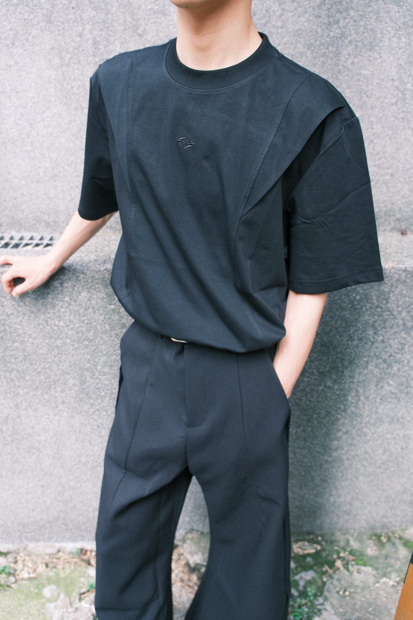 剪裁刺繡標寬鬆短袖上衣