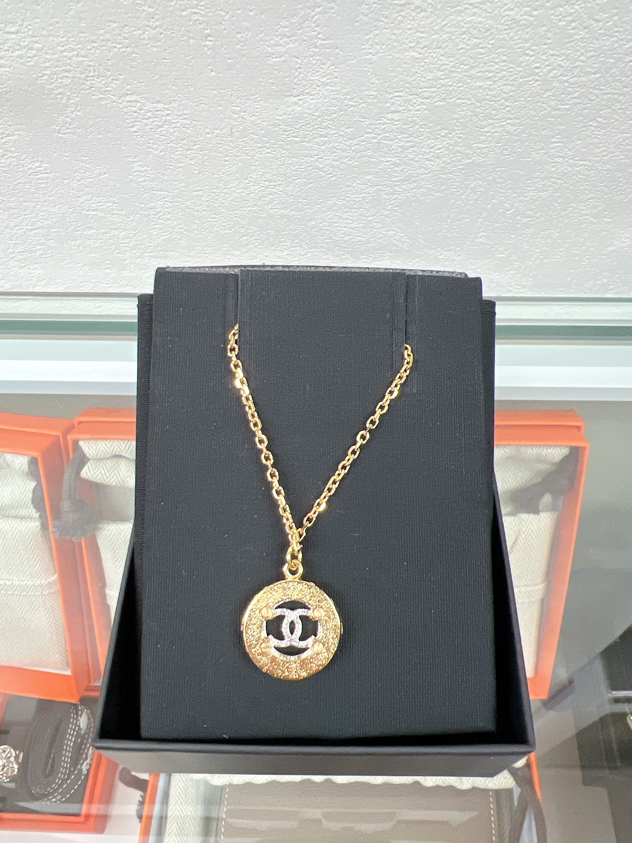 *Unused* Chanel necklace 25c round cc logo