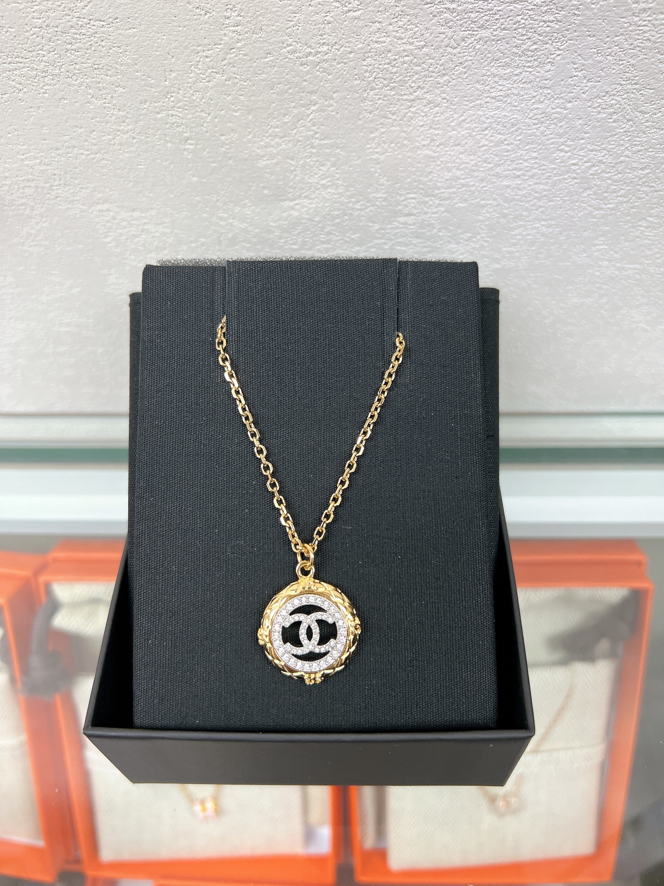 *Unused* Chanel necklace 25c round cc logo
