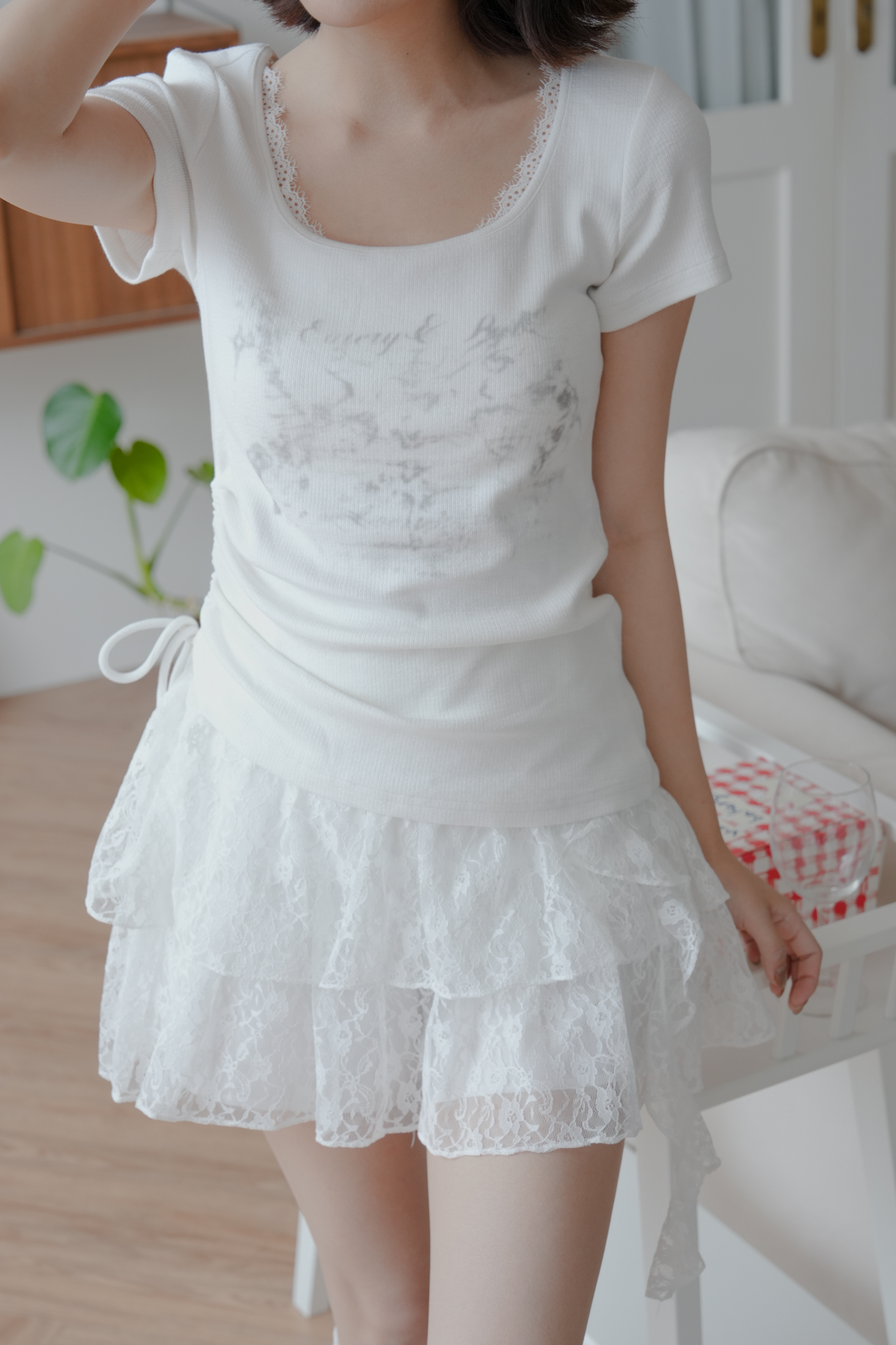 側邊抽繩蕾絲領上衣