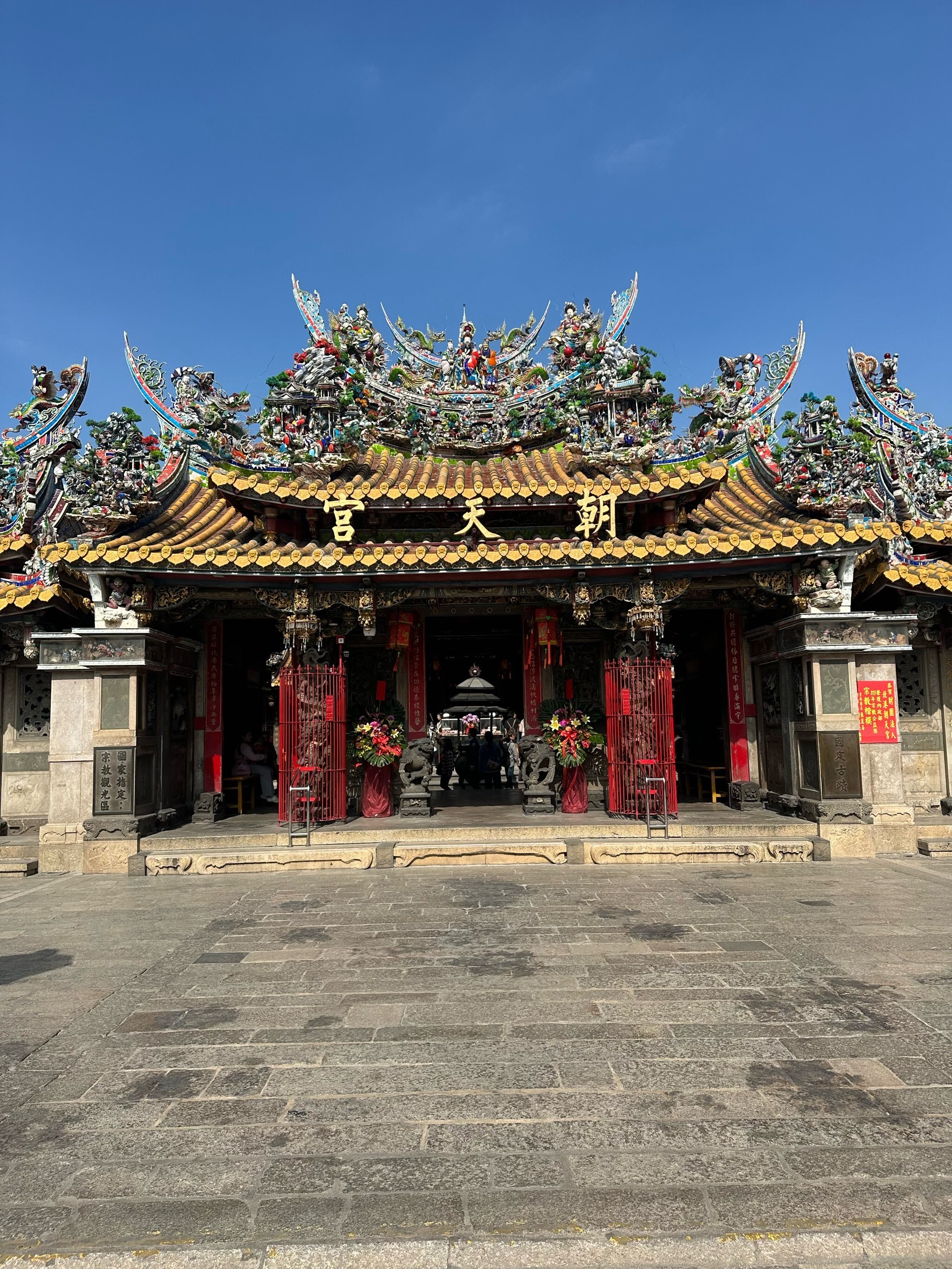 北港朝天宮正殿建築正面,屋頂彩繪雕飾精緻,展示台灣傳統寺廟藝術與媽祖信仰文化
