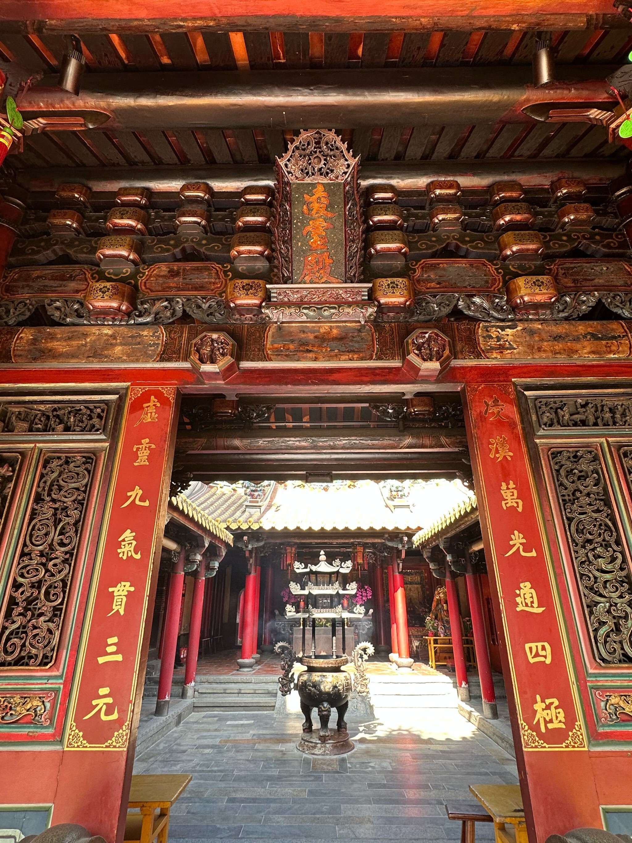 北港朝天宮內殿古樸木雕結構與香爐,呈現百年歷史廟宇的莊嚴氛圍