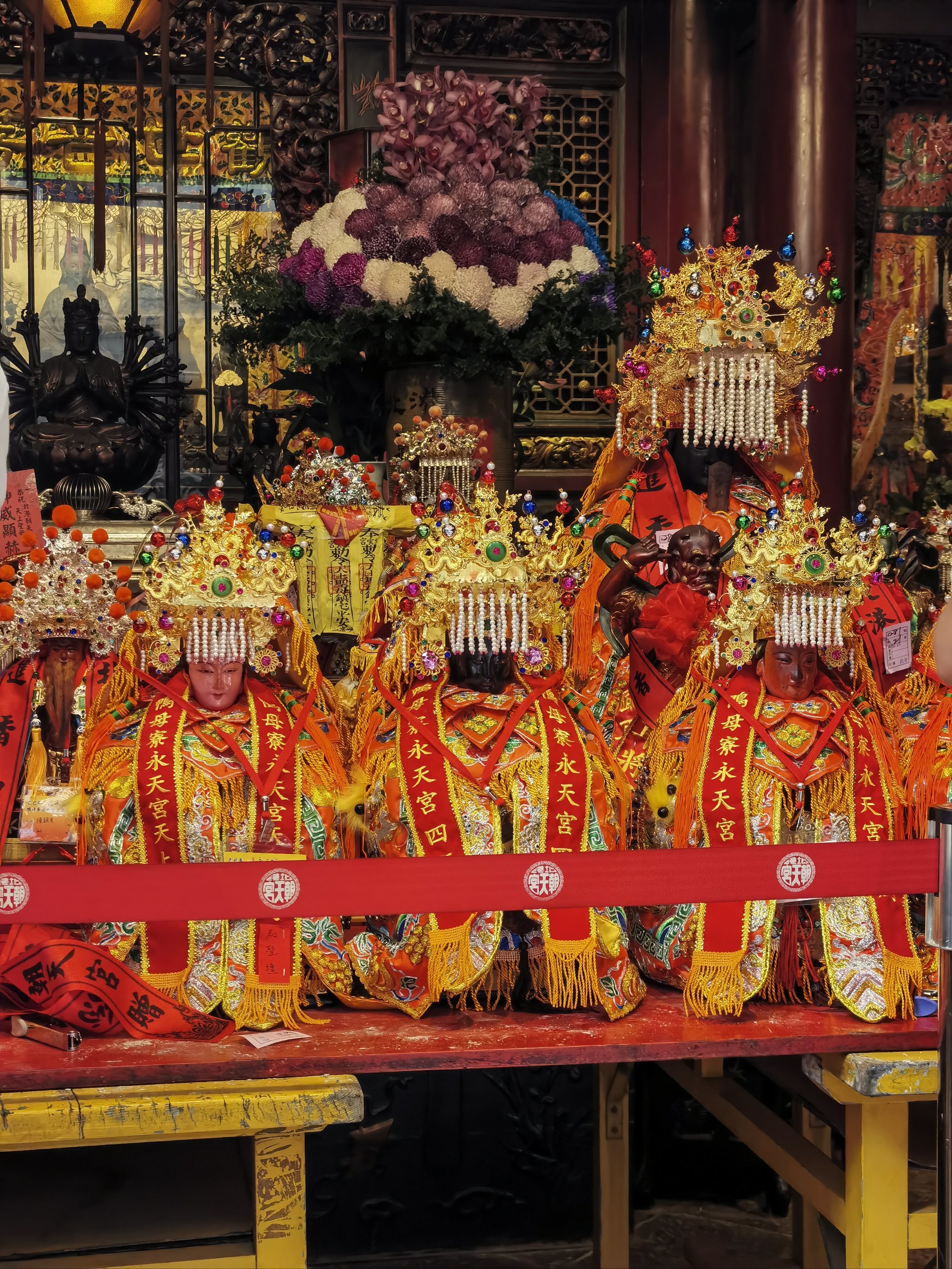 北港朝天宮媽祖神像群,金頂鳳冠、彩袍華麗莊嚴,呈現台灣民間信仰的媽祖文化與神明安座儀式