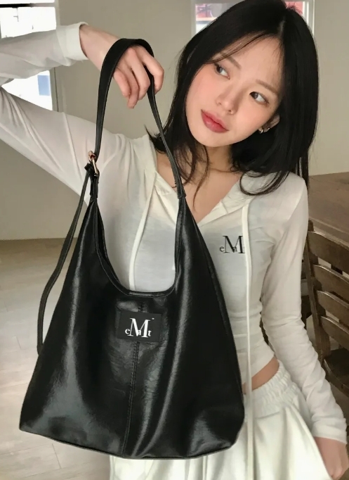 <韓國限定🇰🇷>MUCENT Crescent Leather Shoulder Bag 漆皮 肩背包 黑 棕