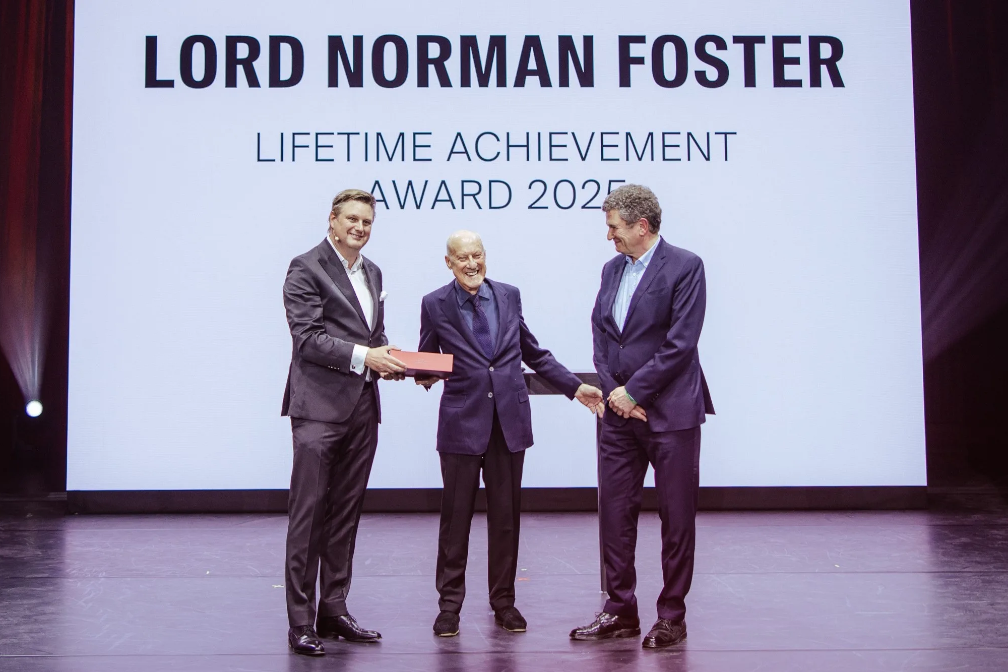 第二屆 iF 設計終身成就獎頒發給英國知名建築師與設計師 Norman Foster 勳爵。