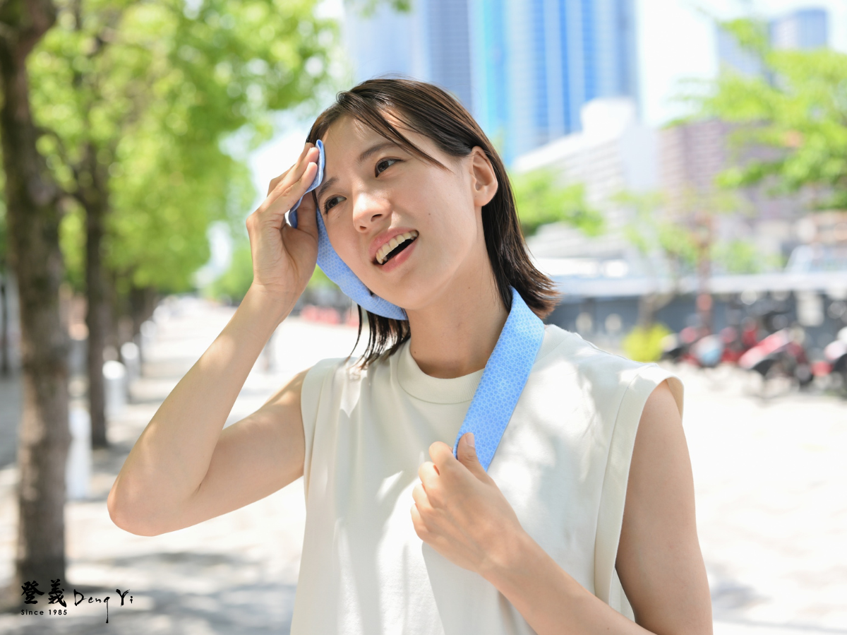 大太陽下擦汗的女性