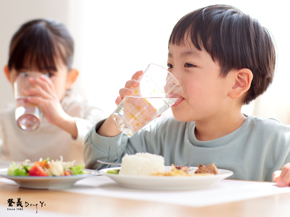 多喝水的小孩子