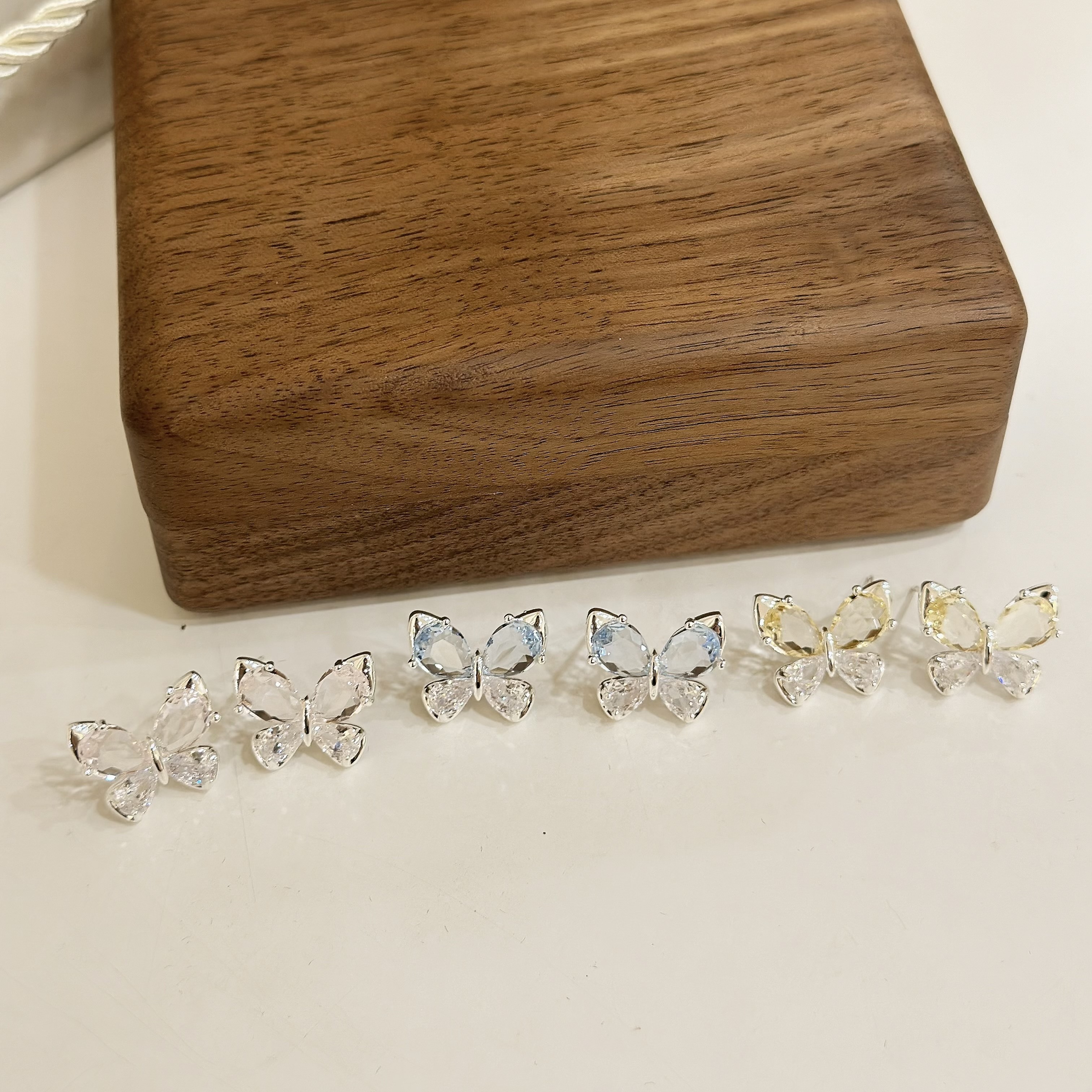 A06鋯石透彩蝴蝶耳針