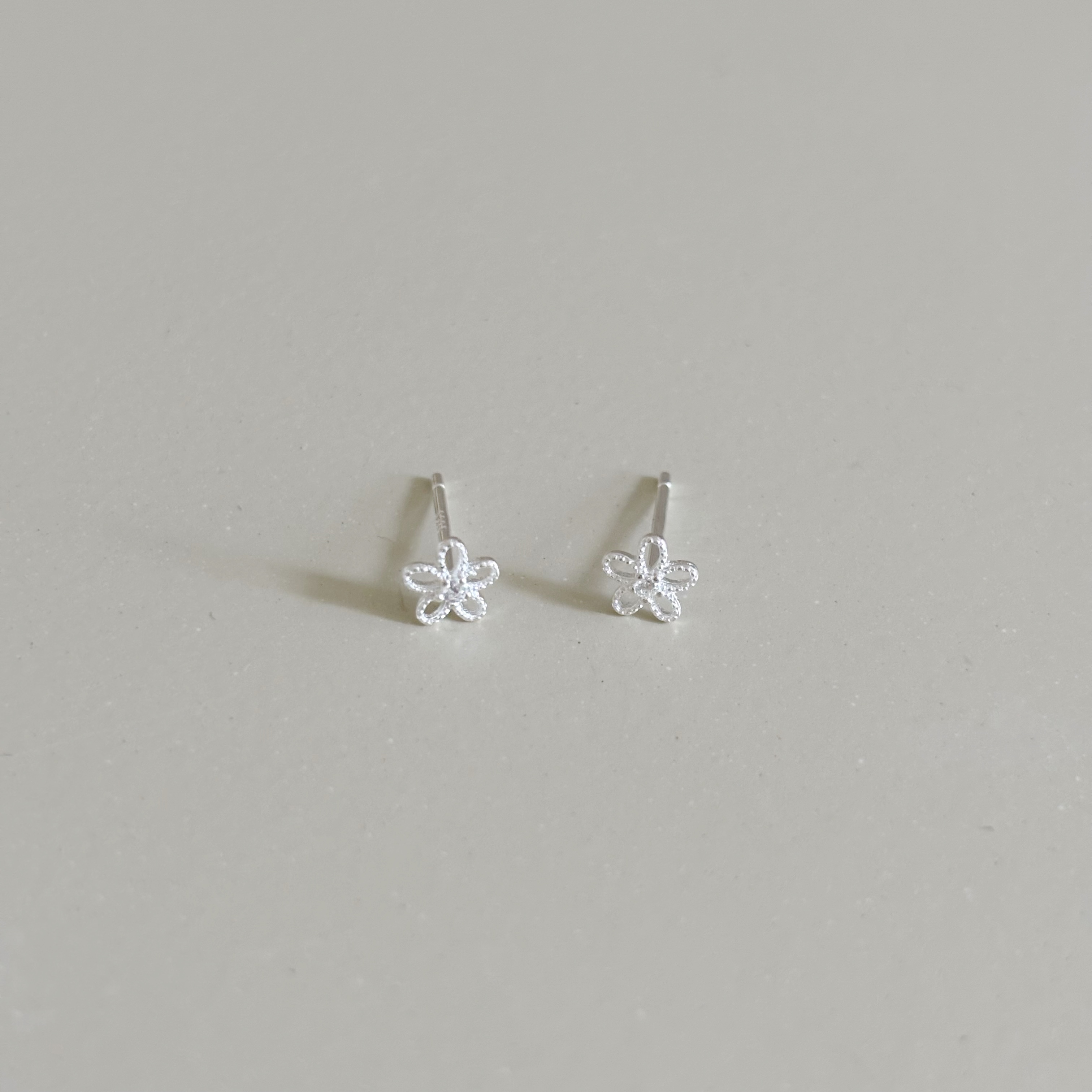 簍空鋯石小花耳環