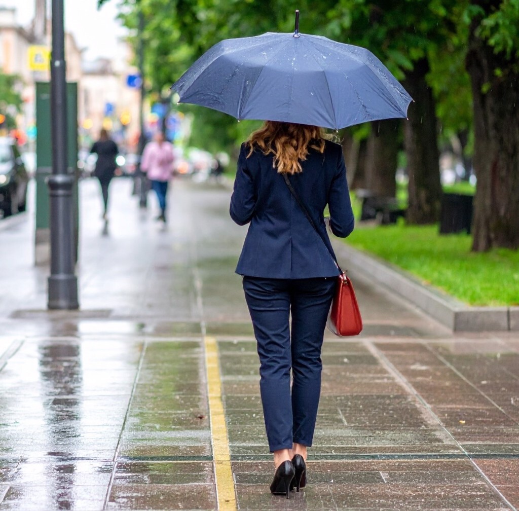下雨潮濕悶熱的天氣裡，穿得密不透風，私密處容易出問題。（圖/太陽星提供）