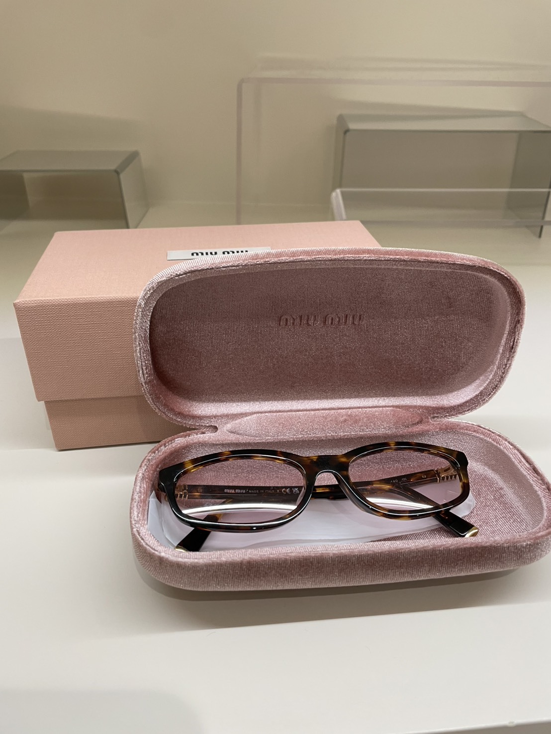 Miu Miu 琥珀色方橢粉墨鏡